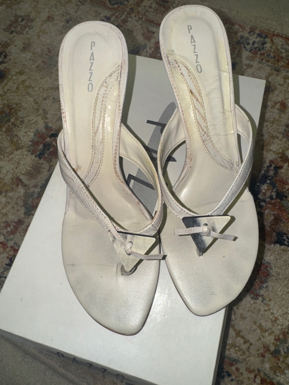 PAZZO Cream Bow-Accent Thong Mules